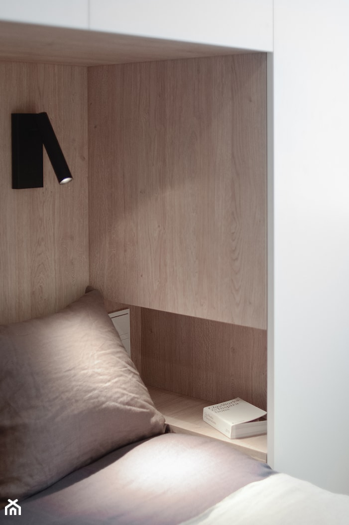 Minimalistyczna zabudowa w sypialni, mnogość funkcji - zdjęcie od MONARCHIA DESIGN - Homebook