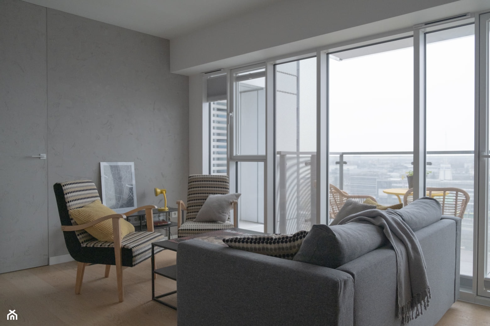 Salon z oknem panoramicznym - zdjęcie od MONARCHIA DESIGN - Homebook