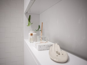 Mała łazienka mieszcząca wszystkie funkcje - zdjęcie od MONARCHIA DESIGN