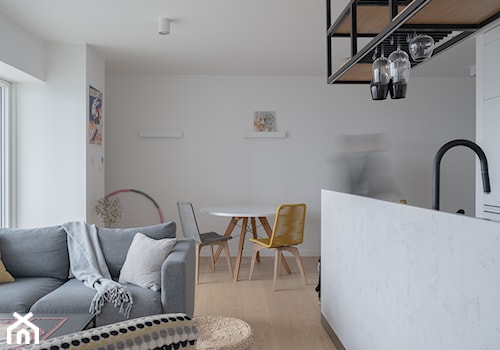 minimalistyczny salon - zdjęcie od MONARCHIA DESIGN