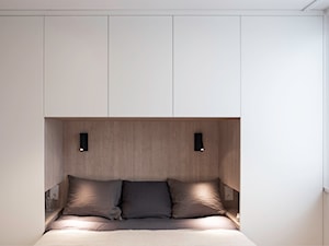 Funkcjonalna sypialnia z miejscem do pracy - zdjęcie od MONARCHIA DESIGN