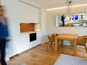 Minimalistyczna kuchnia w salonie - zdjęcie od Michał Hoffmann projektant wnętrz