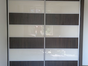 Szafa z drzwiami przesuwnymi. Połączenie kremowego szkła lacobel z ciemnym laminatem - zdjęcie od meble-mobilier