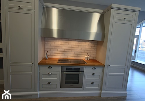 Kuchnie - Mała z salonem biała z zabudowaną lodówką kuchnia jednorzędowa, styl tradycyjny - zdjęcie od ELEN-Pasja Tworzenie Mebli