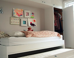 Garderoby - Średni beżowy pokój dziecka dla dziecka dla dziewczynki, styl skandynawski - zdjęcie od ELEN-Pasja Tworzenie Mebli - Homebook