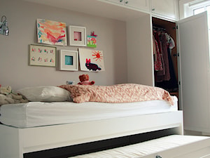 Garderoby - Średni beżowy pokój dziecka dla dziecka dla dziewczynki, styl skandynawski - zdjęcie od ELEN-Pasja Tworzenie Mebli
