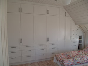 Garderoby - Średnia otwarta garderoba przy sypialni na poddaszu, styl skandynawski - zdjęcie od ELEN-Pasja Tworzenie Mebli