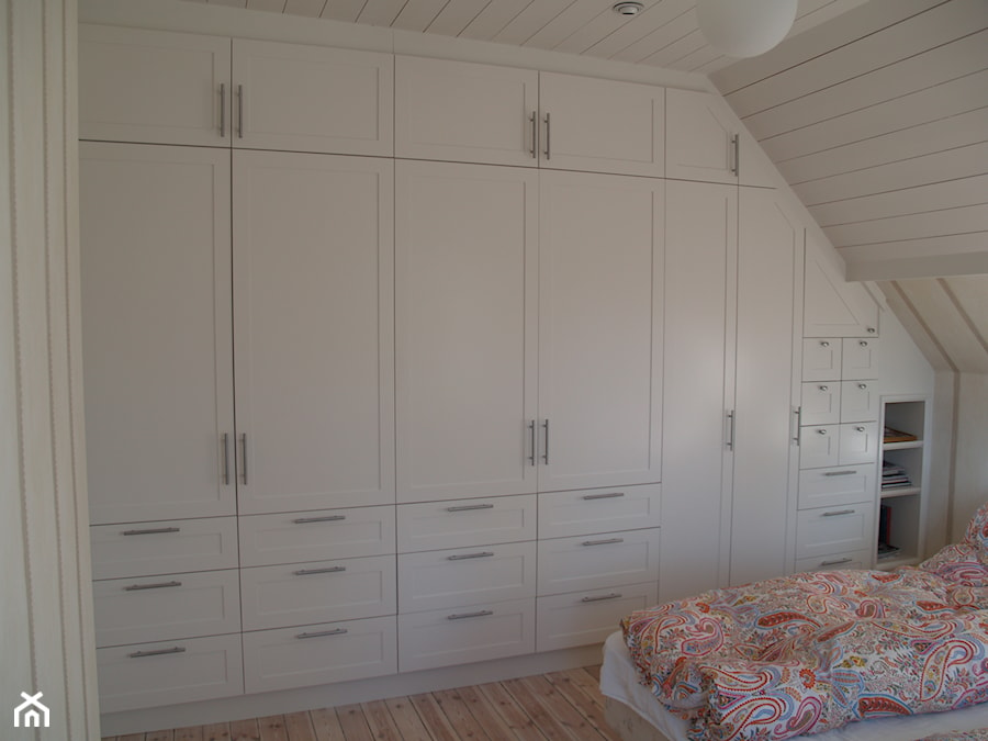 Garderoby - Średnia otwarta garderoba przy sypialni na poddaszu, styl skandynawski - zdjęcie od ELEN-Pasja Tworzenie Mebli