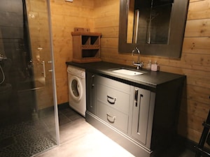Łazienki - Mała na poddaszu bez okna z lustrem łazienka, styl skandynawski - zdjęcie od ELEN-Pasja Tworzenie Mebli