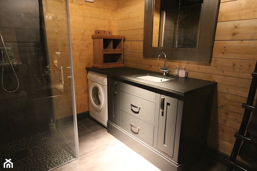 Łazienki - Mała na poddaszu bez okna z lustrem łazienka, styl skandynawski - zdjęcie od ELEN-Pasja Tworzenie Mebli
