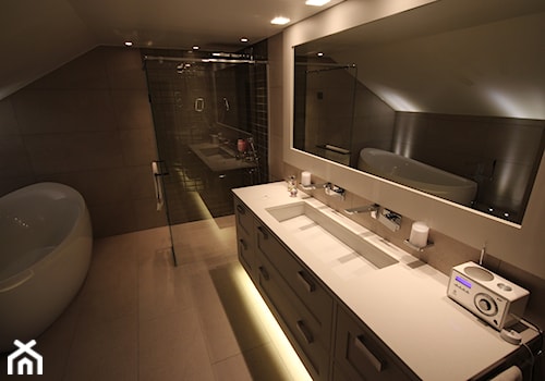 Łazienki - Duża na poddaszu z dwoma umywalkami łazienka, styl skandynawski - zdjęcie od ELEN-Pasja Tworzenie Mebli