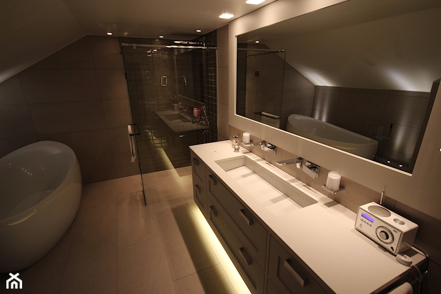 Łazienki - Duża na poddaszu z dwoma umywalkami łazienka, styl skandynawski - zdjęcie od ELEN-Pasja Tworzenie Mebli