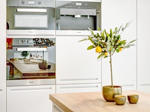 Kuchnie - Mała otwarta biała z zabudowaną lodówką kuchnia jednorzędowa z wyspą lub półwyspem, styl skandynawski - zdjęcie od ELEN-Pasja Tworzenie Mebli