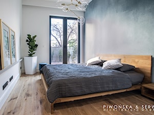 Apartament Mokotów - Średnia biała szara sypialnia z balkonem / tarasem, styl skandynawski - zdjęcie od Piwońska&Serwa