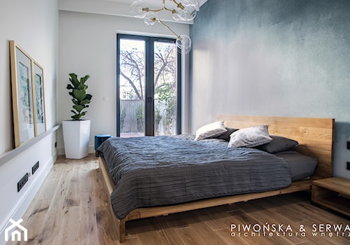 Apartament Mokotów - Średnia biała szara sypialnia z balkonem / tarasem, styl skandynawski - zdjęcie od Piwońska&Serwa