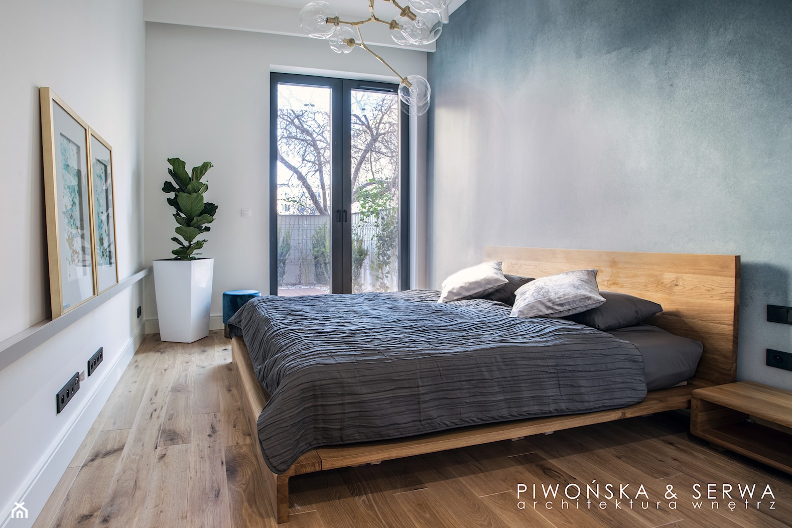 Apartament Mokotów - Średnia biała szara sypialnia z balkonem / tarasem, styl skandynawski - zdjęcie od Piwońska&Serwa - Homebook