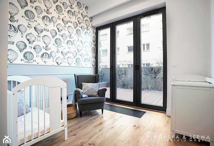 Apartament Mokotów - Średni biały szary pokój dziecka dla niemowlaka dla chłopca dla dziewczynki, styl nowoczesny - zdjęcie od Piwońska&Serwa