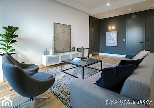 Apartament Mokotów - Duży czarny szary salon, styl nowoczesny - zdjęcie od Piwońska&Serwa