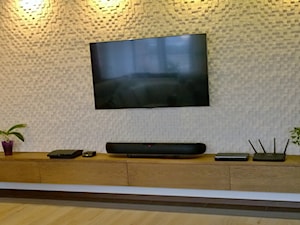 Podwieszana szafka TV w dębie cynamonowym - zdjęcie od AP MEBLE