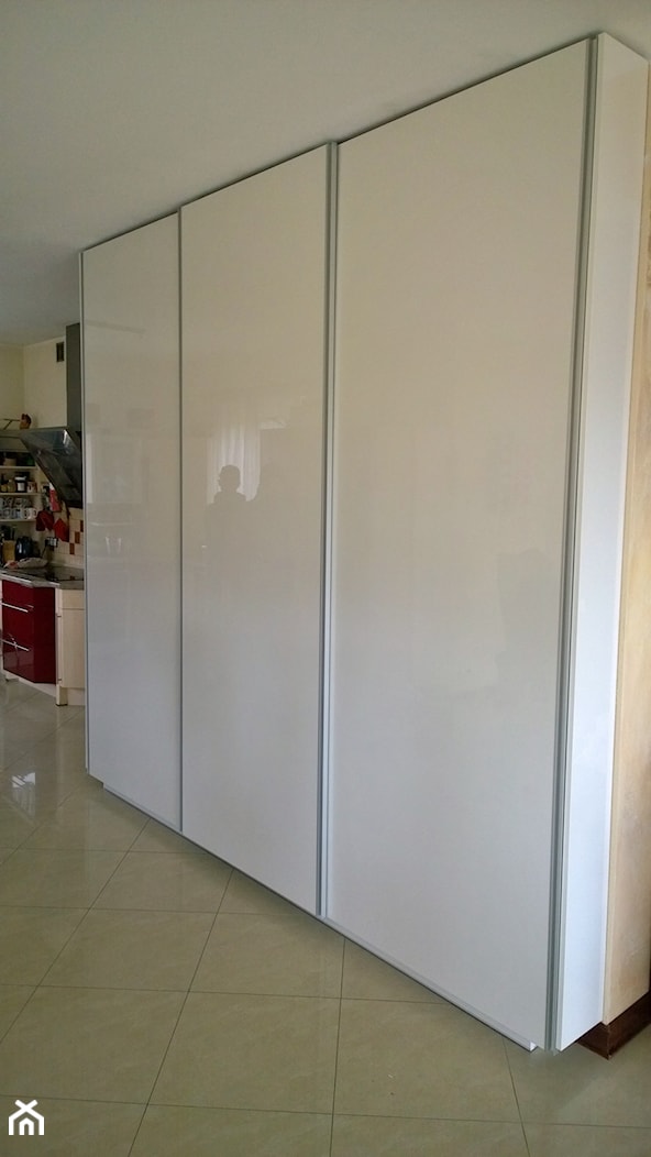 Zabudowa - szafa 3 drzwiowa w białym super połysku - Garderoba, styl nowoczesny - zdjęcie od AP MEBLE - Homebook