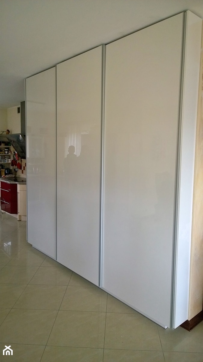 Zabudowa - szafa 3 drzwiowa w białym super połysku - Garderoba, styl nowoczesny - zdjęcie od AP MEBLE