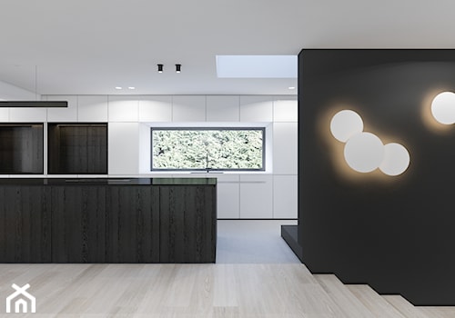 Nowy Sącz_Kuchnia - Duża otwarta z salonem biała czarna z zabudowaną lodówką kuchnia dwurzędowa z oknem, styl minimalistyczny - zdjęcie od Motifo Architektura & Wnętrza