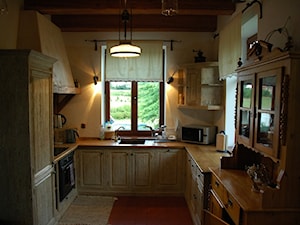 Średnia zamknięta z zabudowaną lodówką kuchnia w kształcie litery u, styl rustykalny - zdjęcie od hacjenda.eu