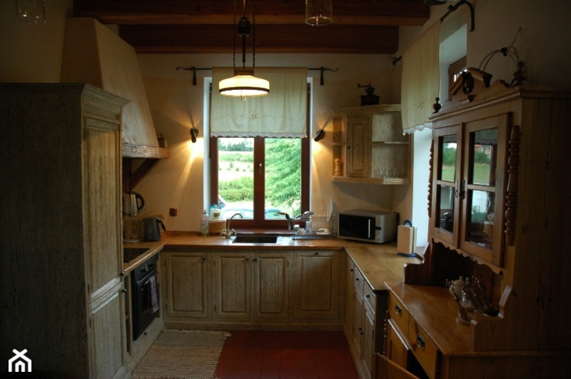 Średnia zamknięta z zabudowaną lodówką kuchnia w kształcie litery u, styl rustykalny - zdjęcie od hacjenda.eu