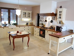 Duża otwarta beżowa biała z nablatowym zlewozmywakiem kuchnia w kształcie litery u, styl prowansalski - zdjęcie od hacjenda.eu