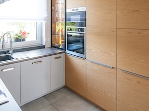 Projekt domu szeregowego - Średnia otwarta zamknięta z zabudowaną lodówką z nablatowym zlewozmywakiem kuchnia w kształcie litery u - zdjęcie od Biuro projektowe Joanna Karwowska
