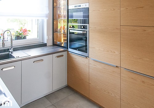 Projekt domu szeregowego - Średnia otwarta zamknięta z zabudowaną lodówką z nablatowym zlewozmywakiem kuchnia w kształcie litery u - zdjęcie od Biuro projektowe Joanna Karwowska