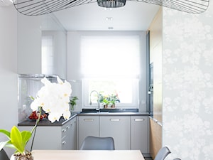 Projekt domu szeregowego - Mała biała jadalnia w kuchni - zdjęcie od Biuro projektowe Joanna Karwowska