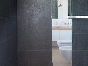Projekt domu szeregowego - Średnia z lustrem łazienka - zdjęcie od Biuro projektowe Joanna Karwowska