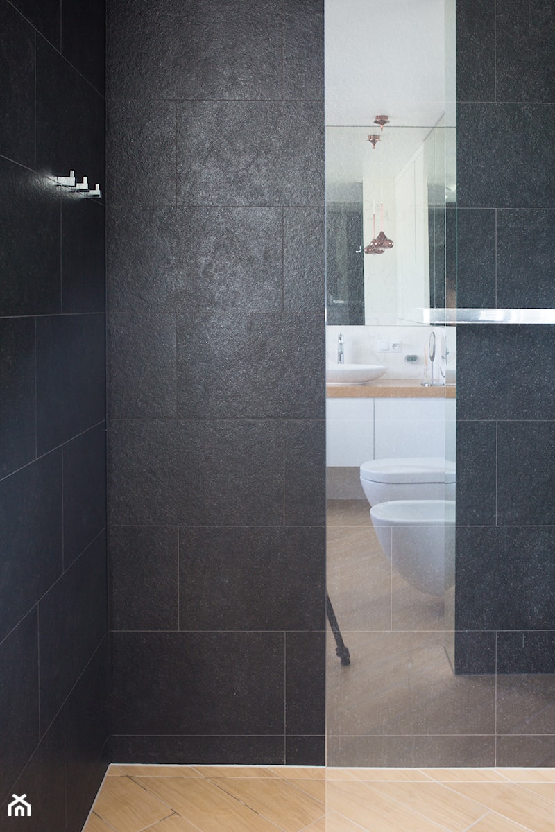Projekt domu szeregowego - Średnia z lustrem łazienka - zdjęcie od Biuro projektowe Joanna Karwowska