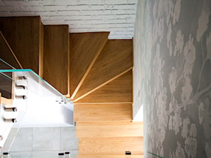 Projekt domu szeregowego - Schody wachlarzowe drewniane - zdjęcie od Biuro projektowe Joanna Karwowska