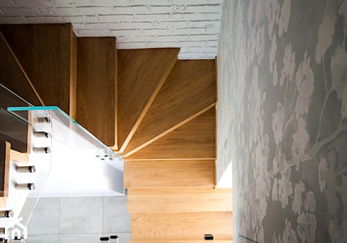 Projekt domu szeregowego - Schody wachlarzowe drewniane - zdjęcie od Biuro projektowe Joanna Karwowska