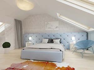 Mieszkanie z antresolą Białystok - Średnia biała niebieska sypialnia na poddaszu na antresoli, styl nowoczesny - zdjęcie od Biuro projektowe Joanna Karwowska