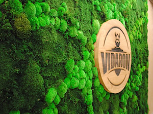 Panel z logo na tle mchu leśnego - zdjęcie od JUKO green design