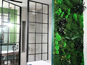 Mech oraz rośliny stabilizowane w łazience - zdjęcie od JUKO green design