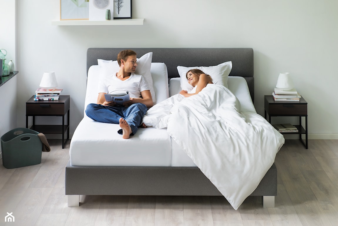 nowoczesna sypialnia w odcieniach szarości, szare tapicerowane łóżko