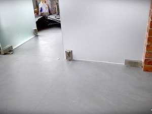 Drzwi z systemem samozamykającym - Biuro, styl minimalistyczny - zdjęcie od Tierspol producent schodów szklanych i całoszklanych
