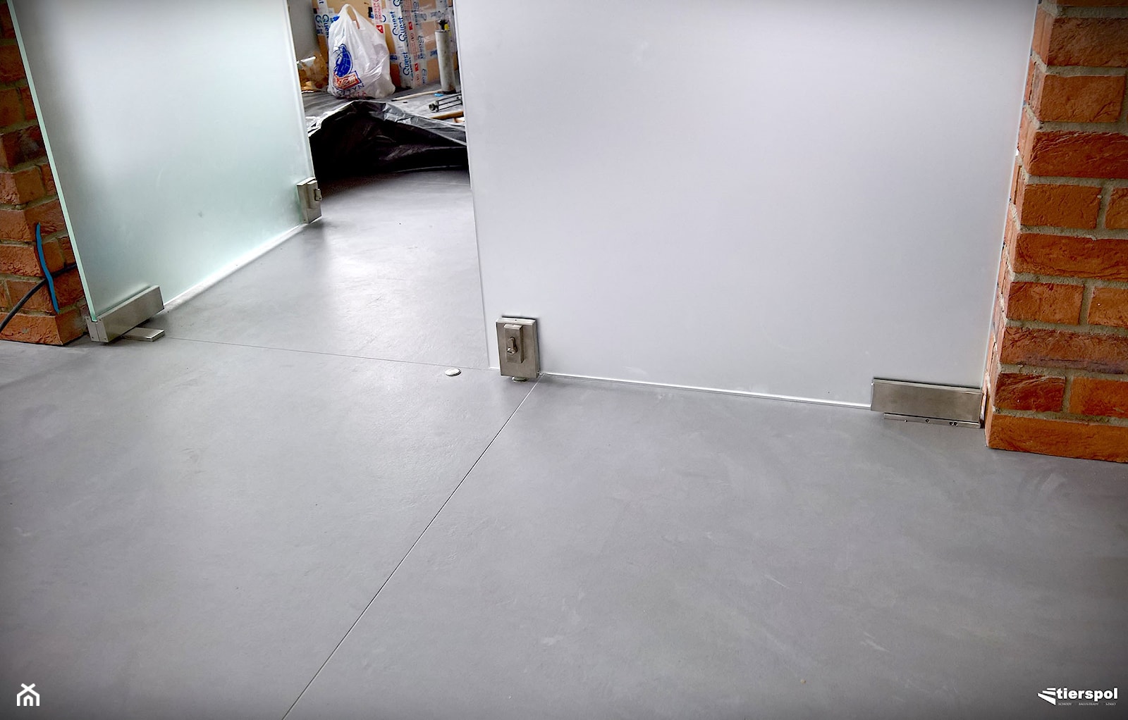 Drzwi z systemem samozamykającym - Biuro, styl minimalistyczny - zdjęcie od Tierspol producent schodów szklanych i całoszklanych - Homebook