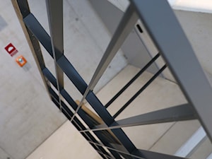 Balustrady z drewnianym pochwytem na klatce schodowej - zdjęcie od Tierspol producent schodów szklanych i całoszklanych