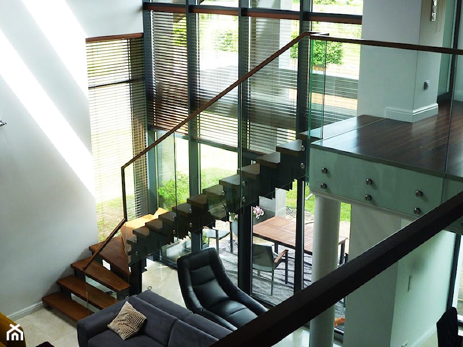 Stylowy dom na Mazurach z nowoczesnymi schodami - zdjęcie od Tierspol producent schodów szklanych i całoszklanych
