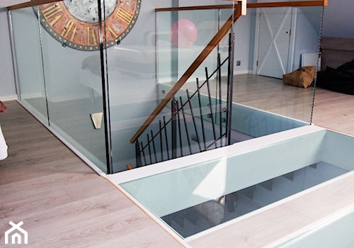 Szklane schody w szeregowcu - zdjęcie od Tierspol producent schodów szklanych i całoszklanych