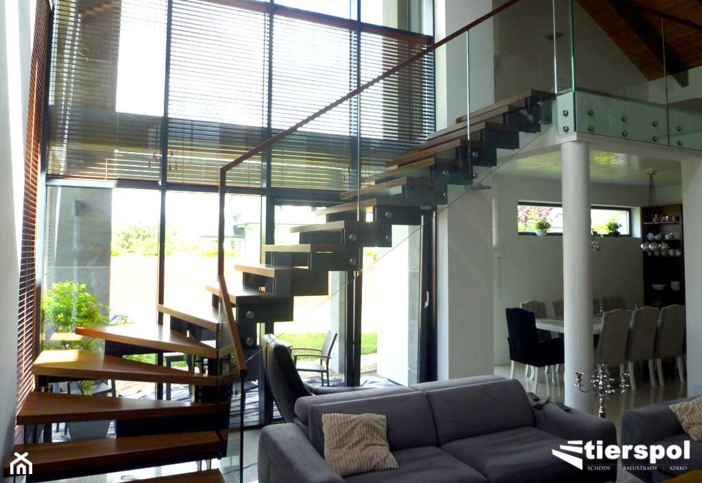 Nowoczesny dom i nasze nowoczesne schody - zdjęcie od Tierspol producent schodów szklanych i całoszklanych - Homebook