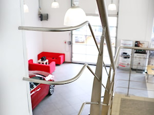 Praktyczne balustrady w salonie samochodowym - zdjęcie od Tierspol producent schodów szklanych i całoszklanych