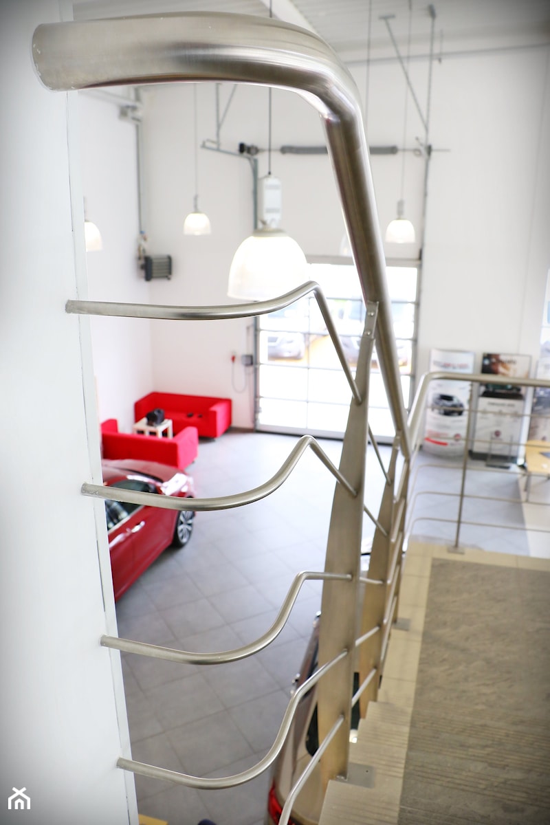 Praktyczne balustrady w salonie samochodowym - zdjęcie od Tierspol producent schodów szklanych i całoszklanych
