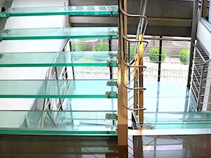 Schody i balustrady szklane w siedzibie firmy - zdjęcie od Tierspol producent schodów szklanych i całoszklanych