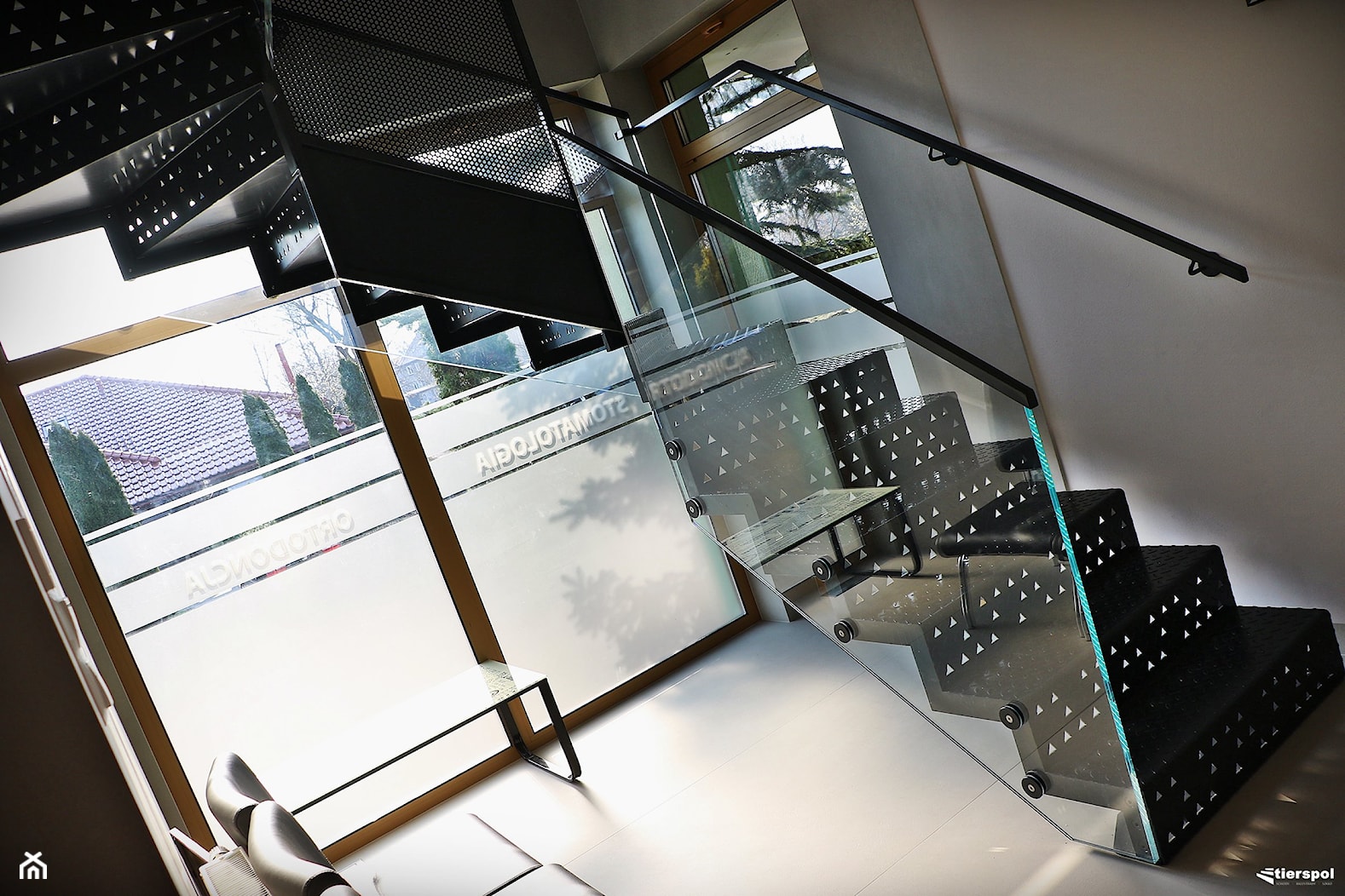 Schody z blachy ryflowanej - Biuro, styl nowoczesny - zdjęcie od Tierspol producent schodów szklanych i całoszklanych - Homebook